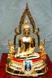 Chinarat Buddha aus glänzendem Messing